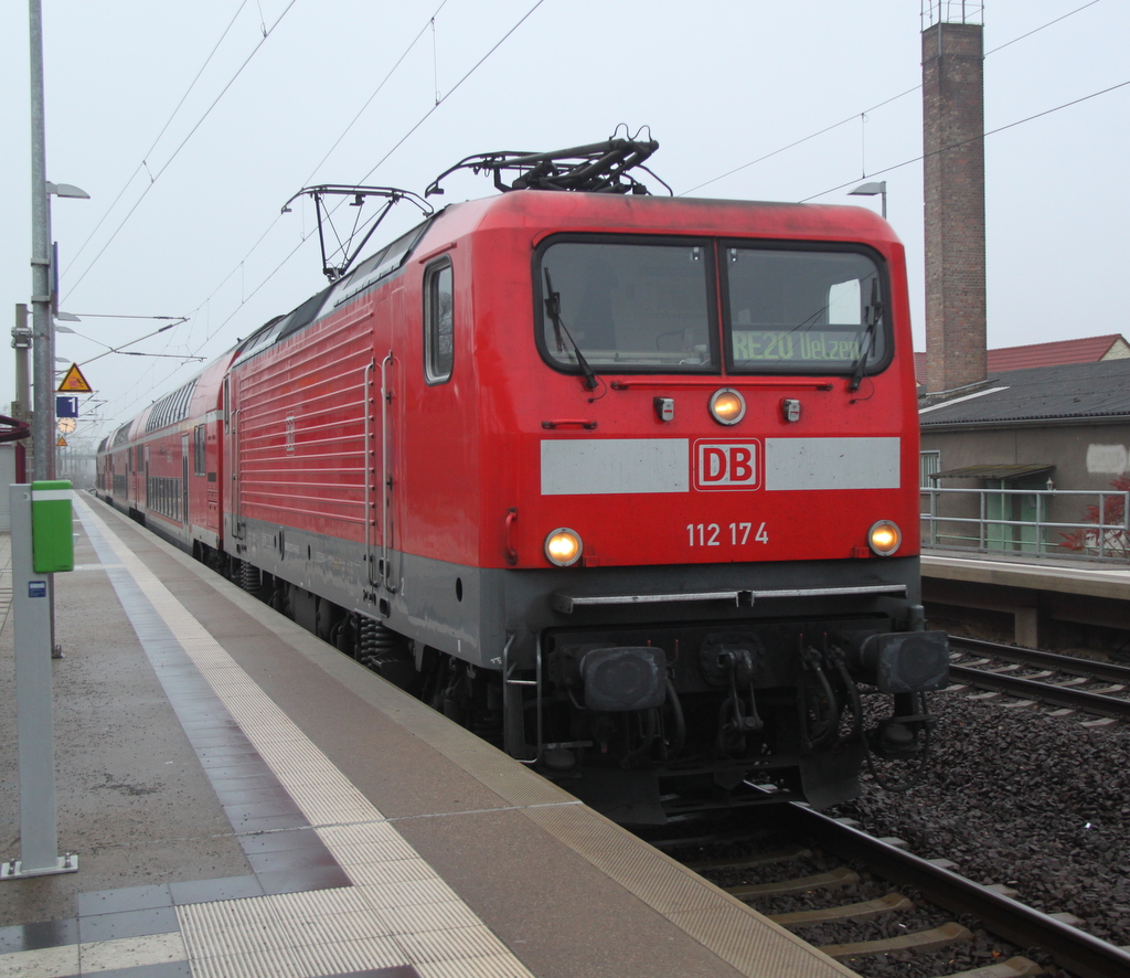 112 174-8 mit RE 17704 von Halle(Saale)Hbf nach Uelzen kurz nach der Ankunft um 09:30 Uhr im Halpunkt Tangerhtte