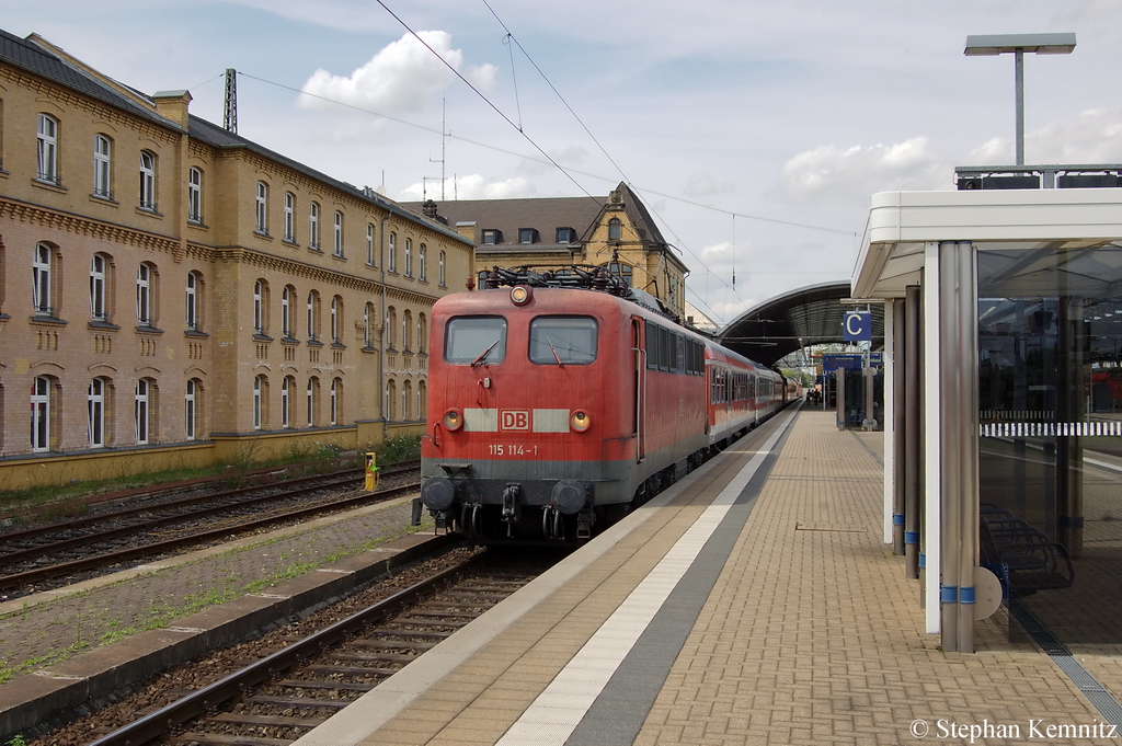 115 114-1 mit dem PbZ-D 2469 vermute ich von Leipzig Hbf nach M�-Pasing Bbf in Haale(Saale) Hbf. In diesem Pbz sind paar IC-Waggons, ein n-Wagen, ein IC-Steuerwagen. ein Dostos Mittelwagen, die 113 309 und am Zugende die zwei 111er 19.07.2011