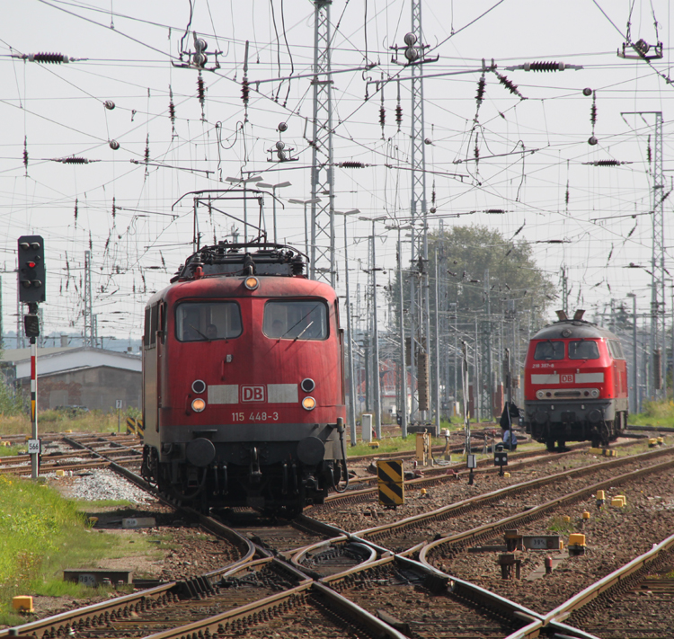 115 448-3 trifft auf 218 397-8 die heute leider nicht nach Seebad Heringsdorf fahren sollte es kam um 14.45 Uhr dann alles anders es kam die Durchsage auf Grund einer Oberleitungsstrung kein Zugverkehr zwischen Bad Kleinen und Hamburg und retour der Fotograf war so happy weil er wusste was kommen wird.(26.08.2011) 