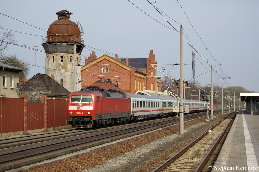 120 125-0 mit dem IC 1919 von Berlin S�dkreuz nach K�ln Hbf in Rathenow. 03.04.2011