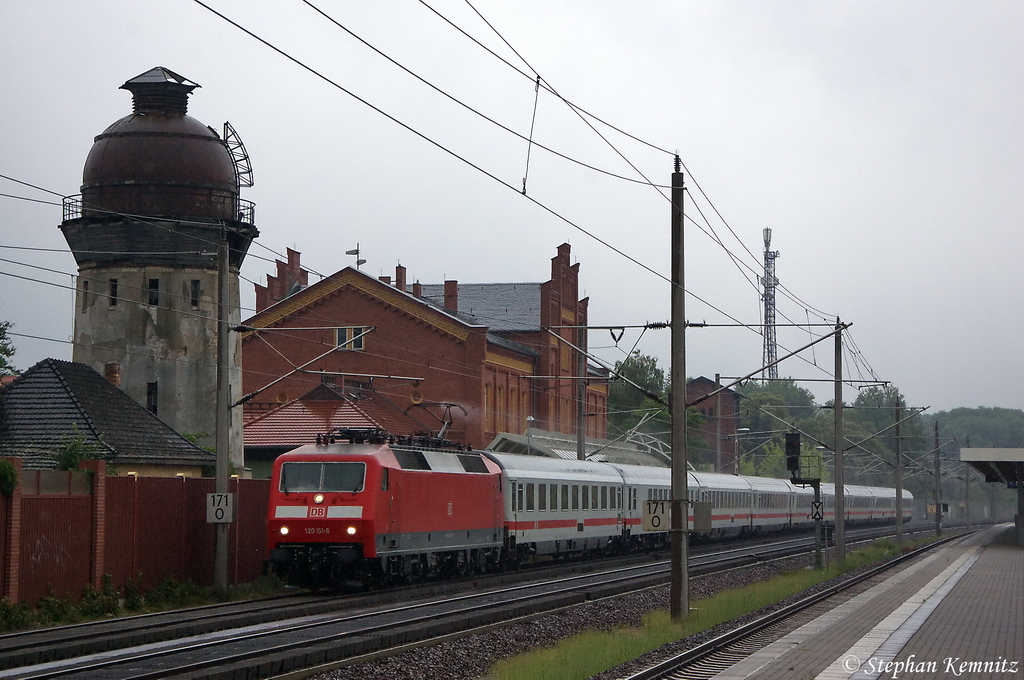 120 151-6 mit dem IC 140 von Berlin Ostbahnhof nach Schiphol (Airport) in Rathenow. 20.06.2012