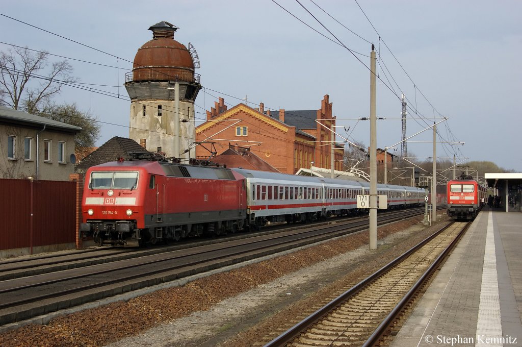 120 154-0 mit dem IC 1225 von Berlin Hbf (tief) nach K�ln Hbf in Rathenow. In Bahnhof steht die 112 122 mit ihrem RE2 nach K�nigs Wusterhausen. 03.04.2011