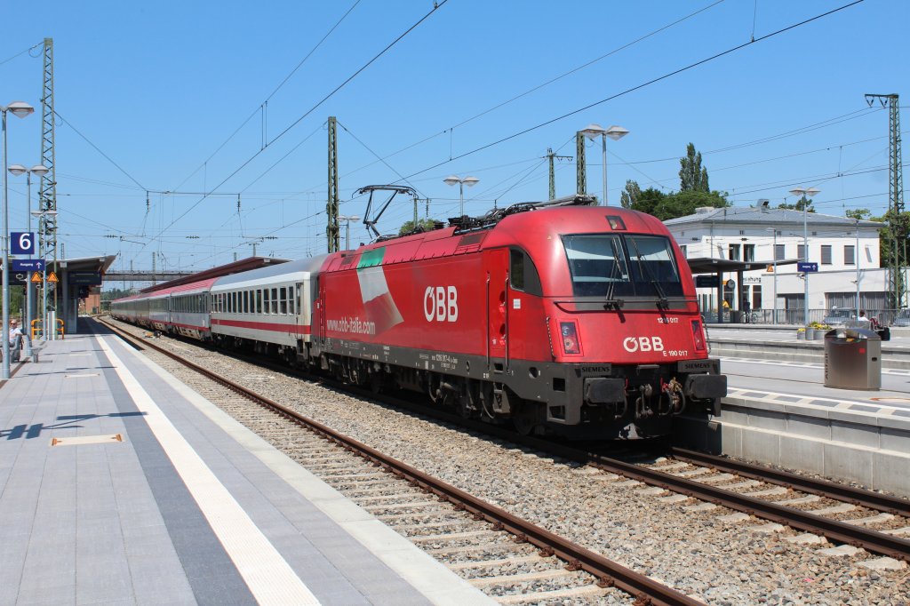 1216 017 beim planm��igen Halt im Bahnhof von Rosenheim am 26. Mai 2012.