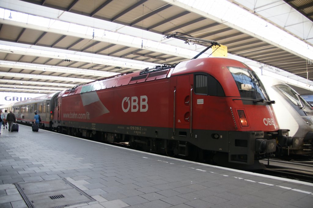 1216 018-2 fuhr soeben in den M�nchner Hauptbahnhof ein. Aufgenommen am 25. April 2011.