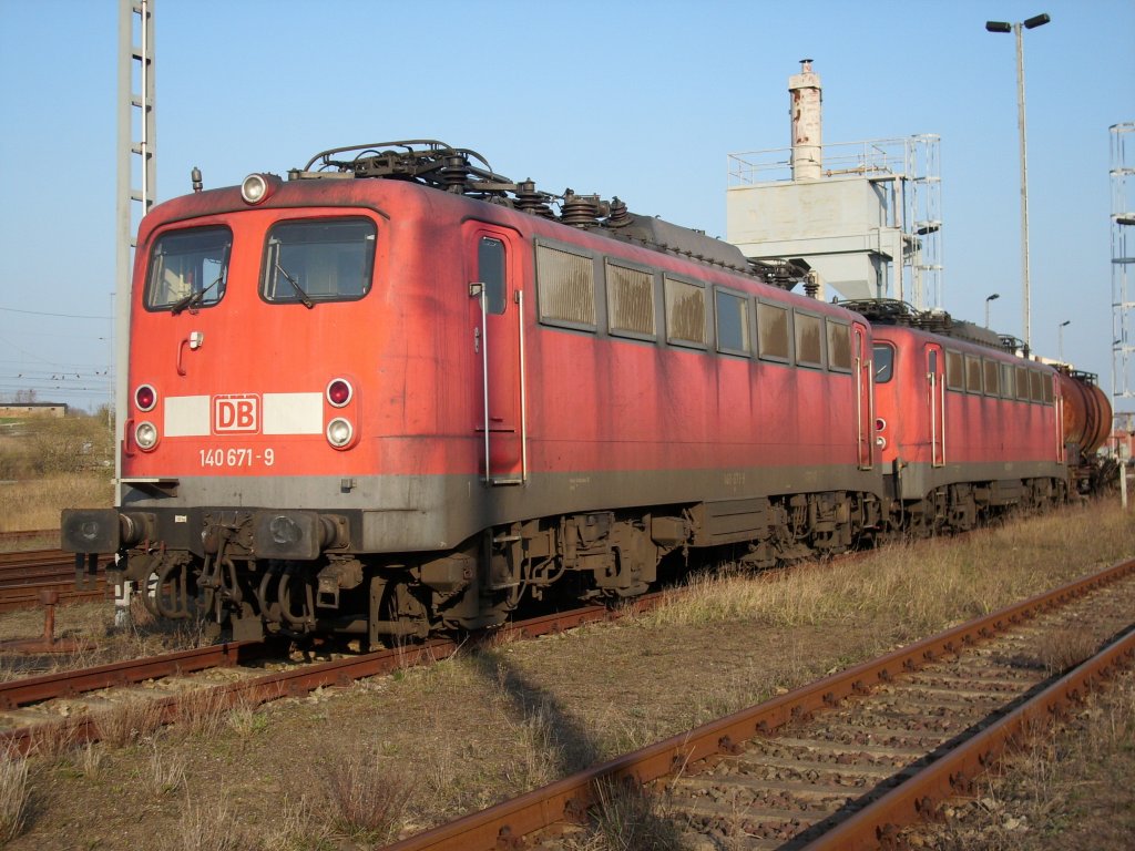 140 671 ist auch schon l�ngst verschrottet.Vor ihrer Verschrottung stand die Lok ein halbes Jahr in Mukran,so auch am 16.April 2009.
