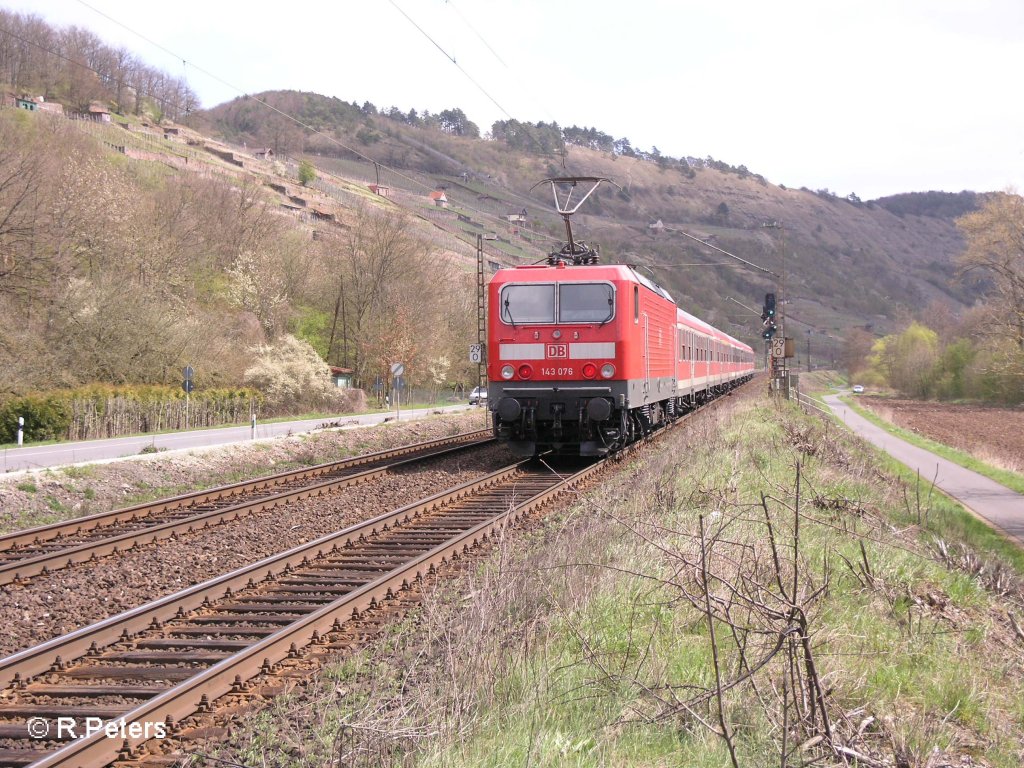 143 076 schiebt eine RB nach Wrzburg durchs Maintal bei Gambach. 12.04.08