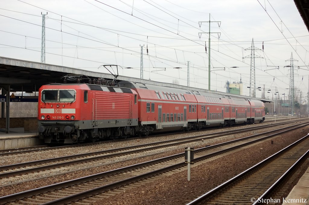 143 210-3 mit der RB14 (RB 18922) nach Nauen in Berlin Sch�nefeld Flughafen. 10.02.2011