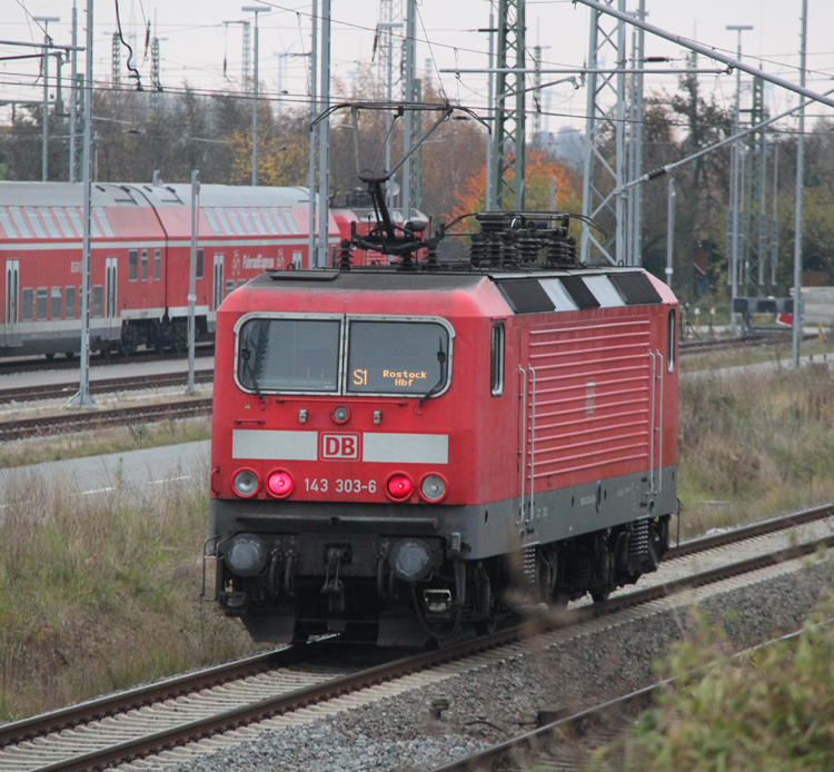 143 303-6 als S1 nach Rostock Hbf bei der Ausfahrt in Richtung Berlin im Rostocker Hbf.30.10.2011