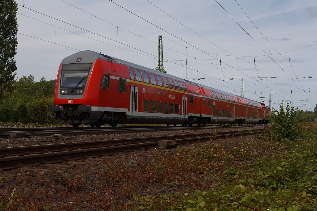 143 910-8 mit RB 27 (Rhein-Erft-Bahn), am 11.08.2011 fhrt Richtung Koblenz Hbf, hier kurz vorm Bahnhof Unkel.