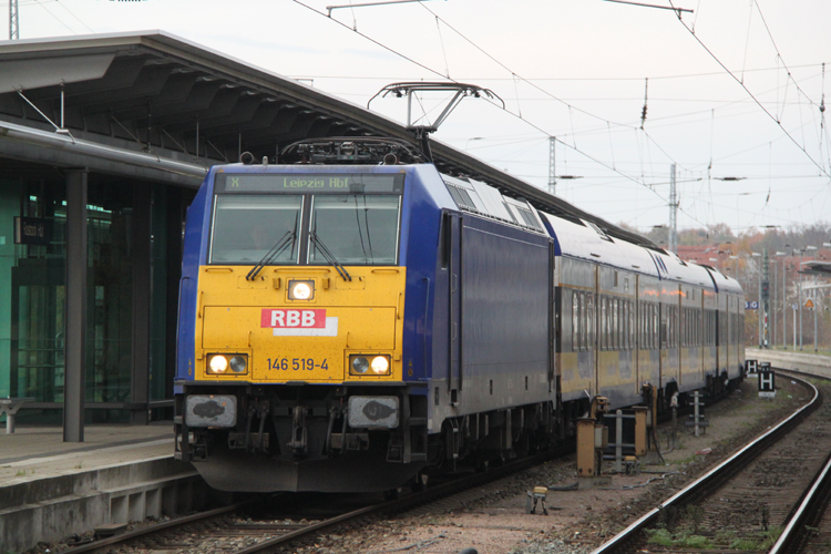 146 519-4 mit InterConnex 68904 von Warnemnde nach Leipzig Hbf kurz vor der Ausfahrt im Rostocker Hbf.03.11.2011