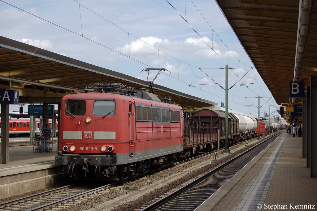 151 020-5 mit gemischtem G�terzug in Braunschweig. 09.07.2011