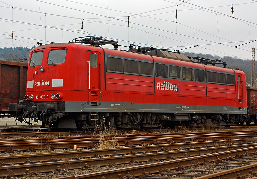 151 070-0 der DB Schenker Rail abgestellt am 03.03.2013 in Kreuztal.

Die Lok wurde 1974 bei Henschel unter der Fabriknummer 31813 gebaut.

Technische Daten:
Achsfolge:  Co’ Co’ 
Lnge ber Puffer: 19.,490 mm
Dienstgewicht: 118 t
Achslast: 19,7 t
Dauerleistung: 5.982 kW (8.133 PS)
Anfahrzugkraft: 395 kN
Hchstgeschwindigkeit: 120 km/h
3000 t Zge kann sie bei 3 ‰ Steigung noch mit einer Dauergeschwindigkeit 75 km/h ziehen, bei 2000 t Zgen sind es 100 km/h.