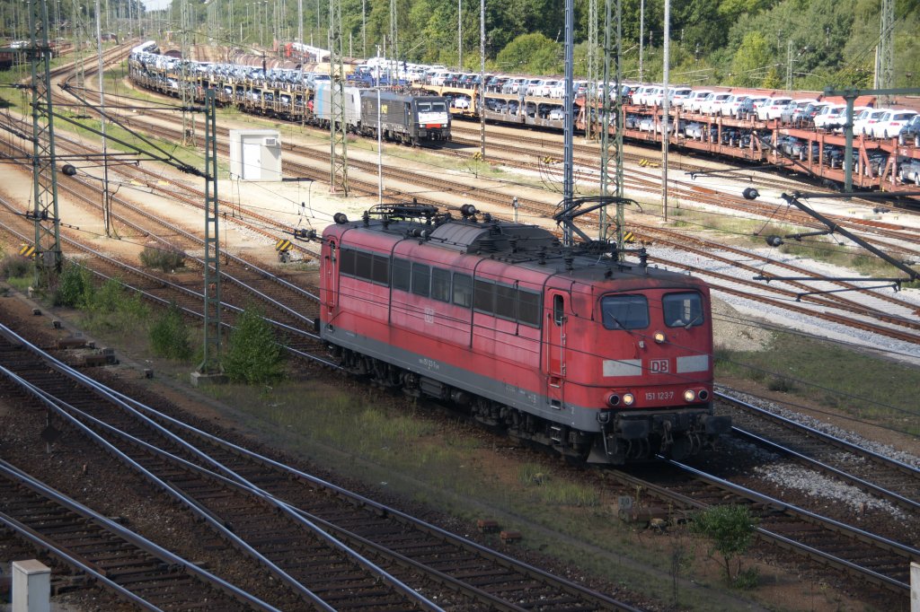 151 123-7 bei einer Rangierfahrt am 6. September 2011 in M�nchen/Nord.