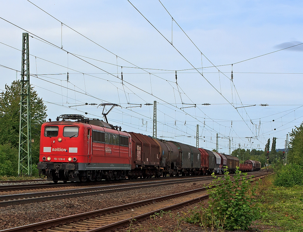 151 128-6 der DB Railion mit einem gemischten Gterzug, fhrt 11.08.2011 auf der rechten Rheinstrecke Richtung Sden, hier kurz vor  Unkel.