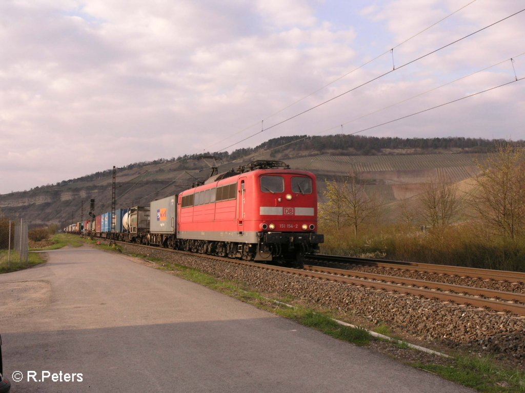 151 154-2 zieht ein Containerzug durchs Maintal bei Thngersheim. 12.04.08