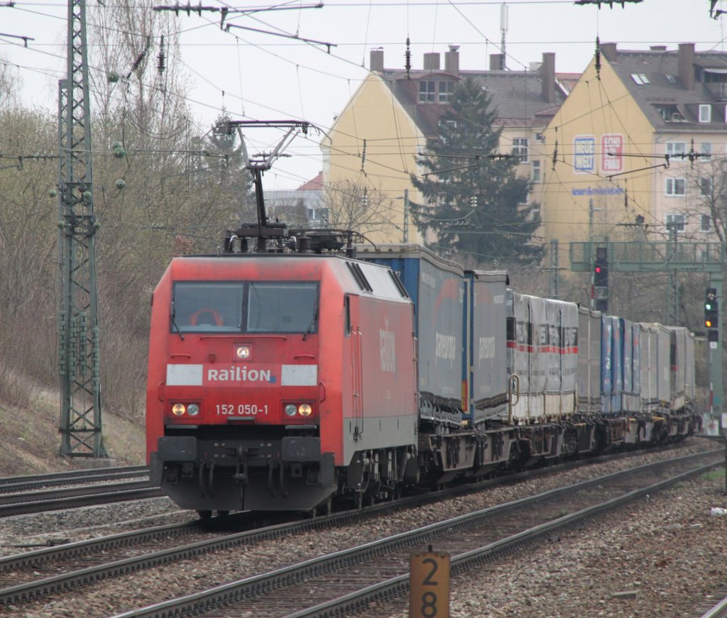 152 050-1 ohne Lokfhrer mit KLV-ZUG von Italien kommend Richtung Mnchen Laim bei der Durfahrt am 31.03.2012 in Mnchen Heimeranplatz