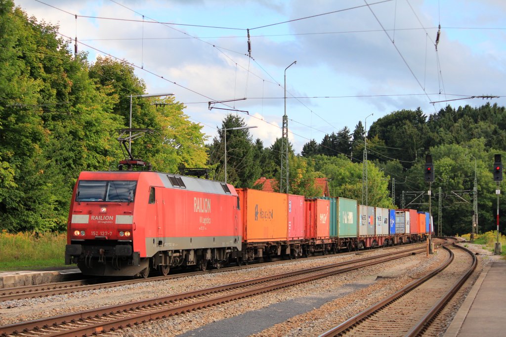 152 127-7 von  Railion  durchf�hrt am 16. August 2012, mit einem Containerzug  den Bahnhof von Assling in Richtung Rosenheim.