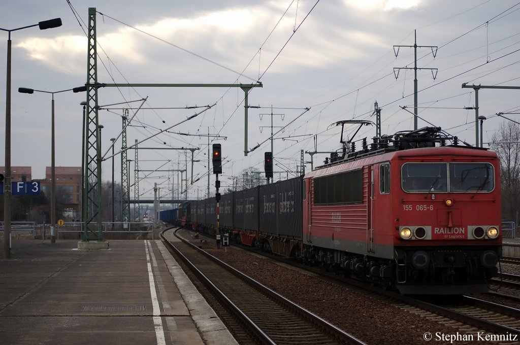155 065-6 mit einem gemischten GZ in Berlin Sch�nefeld Flughafen in Richtung Gr�nauer Kreuz unterwegs. 10.02.2011