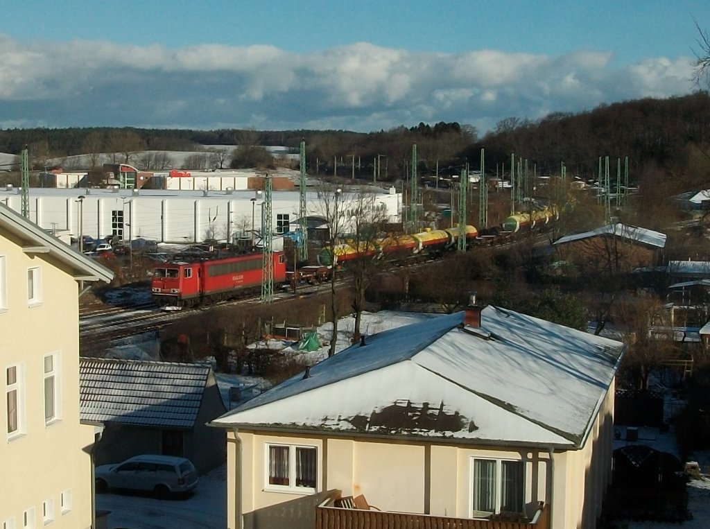 155 075-5 mit Breitspurkesselwagen,am 27.Januar 2011 in Bergen/R�gen,aus meinen Zimmerfenster.