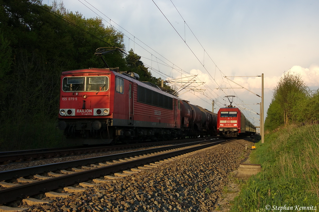 155 075-5 mit einem Kesselzug  Benzin oder Ottokraftstoffe  fuhr aus dem Bahnhof Nennhausen raus und fuhr in Richtung Rathenow weiter. Daneben fuhr gerade die 101 061-0 mit dem IC 1920 von Frankfurt(Main)Hbf nach Berlin Hbf (tief) vorbei. 01.05.2012