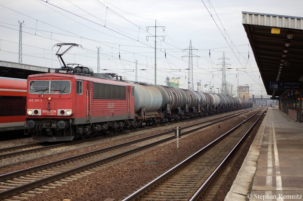 155 081-3 mit einem Kesselzug der laut UN-Nummer mit Benzin beladen ist in Berlin Sch�nefeld Flughafen. 10.02.2011
