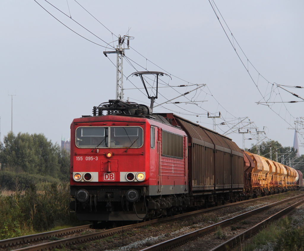 155 095-3 mit 52673(Rostock Seehafen-Seddin)bei der Durchfahrt am 16.09.2012 in Sildemow.