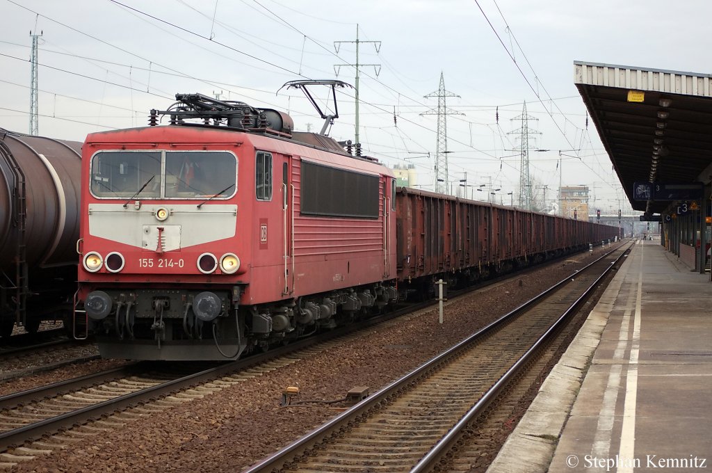 155 214-0 mit einem Eas Ganzzug in Berlin Sch�nefeld Flughafen in Richtung Genshagener Heide unterwegs. 10.02.2011