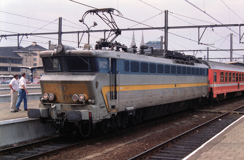 1805 mit Intercity nach K  oln fotografiert in Oostende, belgien Juli 1994.