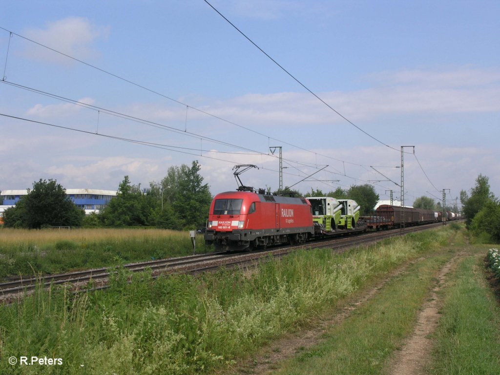 182 021-6 zieht bei Obertraubling ein gemischten Gterzug nach sterreich. 20.06.09