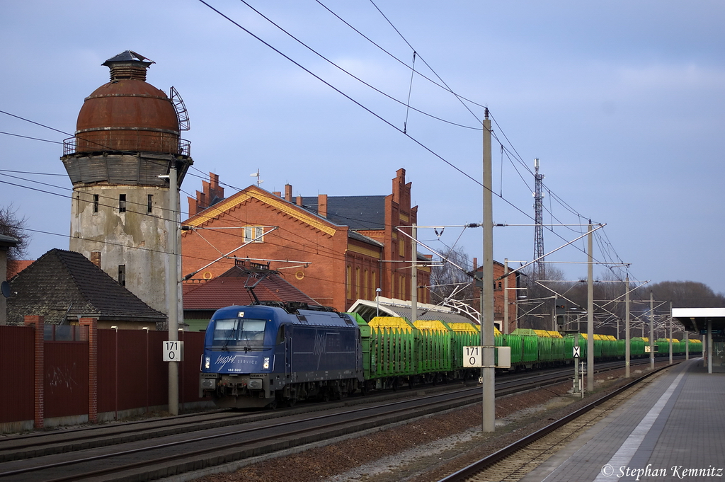 183 500-8 mgw Service GmbH & Co. KG f�r Raildox GmbH & Co. KG mit einem Holzzug un Rathenow in Richtung Stendal unterwegs. 21.03.2012