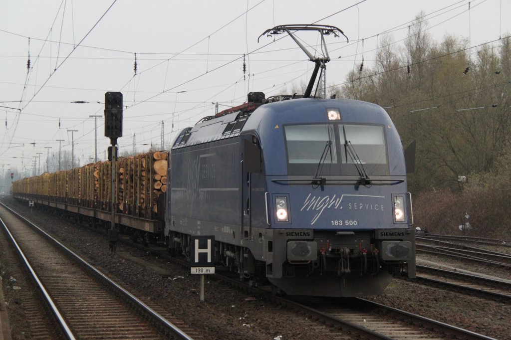 183 500-8 Mgw Service GmbH & Co. KG fr Raildox GmbH & Co. KG mit einem Holzzug von Rostock-Bramow nach Stendal-Niedergrne kurz vor der Ausfahrt im Bahnhof Rostock-Bramow.12.04.2012