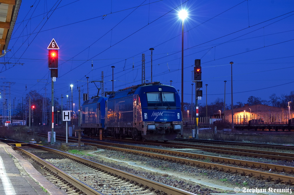 183 500 mgw Service GmbH & Co. KG seid Heute (06.01.2012) f�r Raildox GmbH & Co. KG steht in Stendal abgestellt. Dahinter steht die 145 030-7 der PRESS. 06.01.2012 