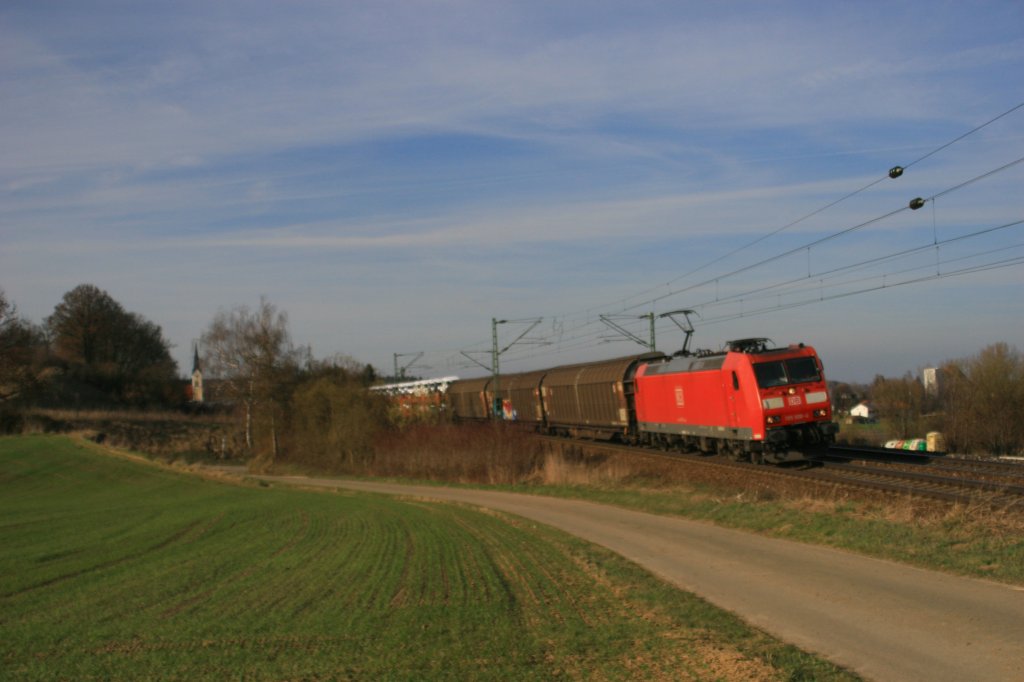 185 006-7 mit gemischten Gterzug bei Fahlenbach. 24.03.11
