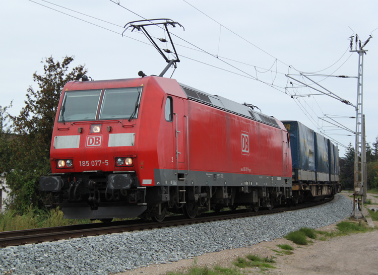 185 077-5 mit LKW Walter von Rostock-Seehafen nach  Hamburg Billwerder-Moorfleet in der Gterumfahrung bei Rostock Hbf.21.09.2011