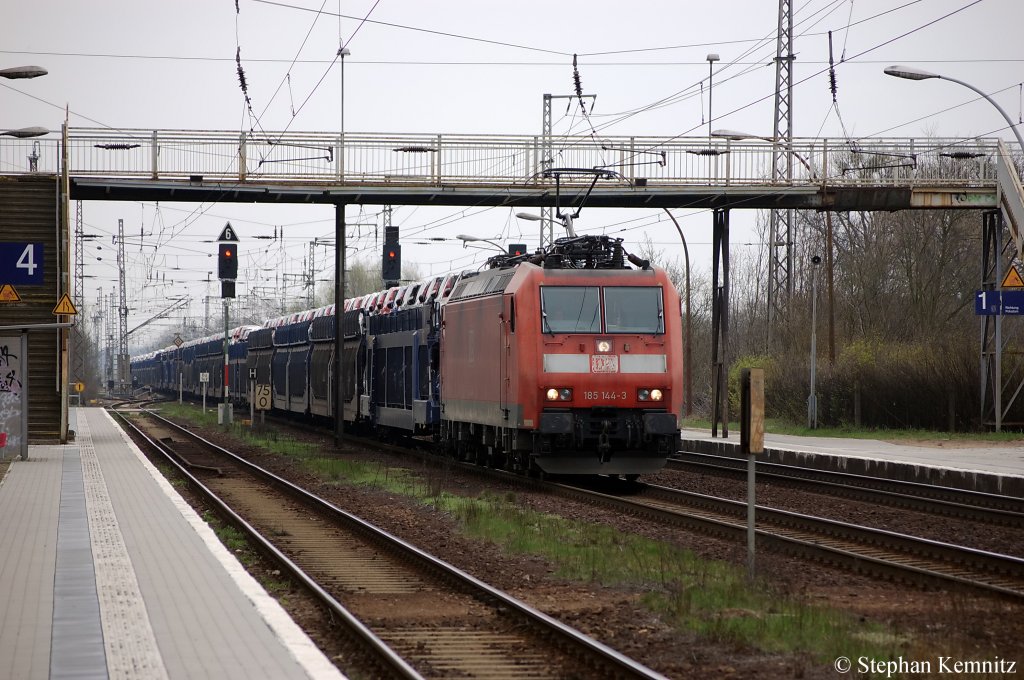 185 144-3 mit Citron und Peugeot Autozug in Priort in Richtung Hennigsdorf unterwegs. 05.04.2011