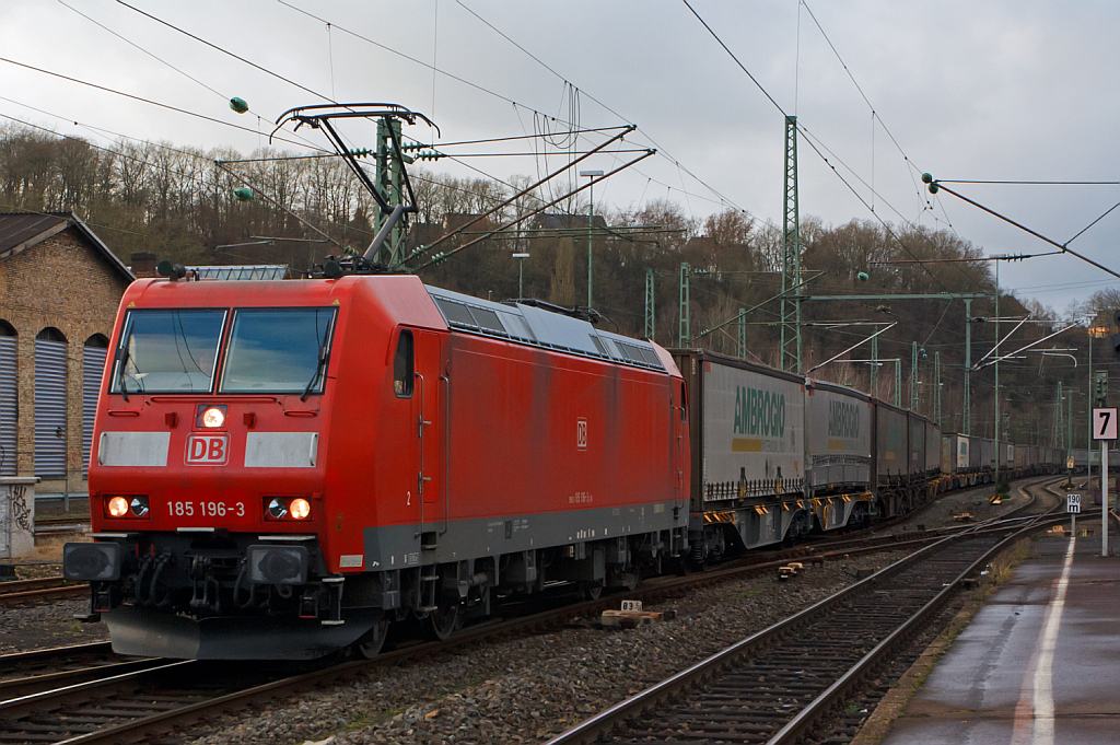 185 196-3 mit einem Ganzzug aus Gelenkwagen mit 6 Radstzen der Gattung Sggmrss beladen mit Wechselbrcken, fhrt am 15.12.2012 durch den Bahnhof Betzdorf/Sieg in Richtung Siegen.