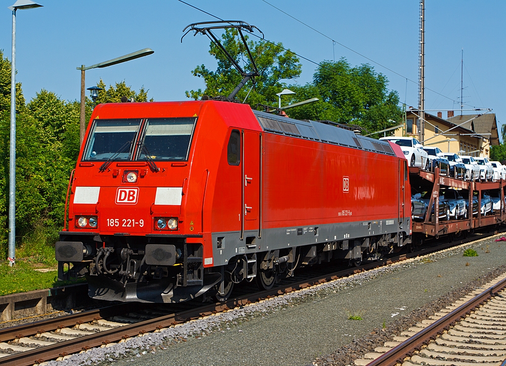 185 221-9 der DB Schenker Rail (eine Bombardier TRAXX F140 AC2) zieht am 07.07.2013 einen sehr langen Autozug (mit Neuwagen der Marke mit den vier Ringen) durch den Bahnhof Ehringshausen (Kr. Wetzlar). 
Die Lok wurde 2005 bei  Bombardier in Kassel unter der Fabriknummer 33745 gebaut.
Technische Daten:
Netzspannungen: AC 15 kV/16.7 Hz, AC 25 kV/50Hz
Achsanordnung: Bo’Bo’ 
Antriebssystem: Tatzlagerantrieb
Radlast: 21 t 
Anzahl der Fahrmotoren: 4 
Max. Leistung: 5.600 kW (7.200 PS)
Max. Anfahrzugkraft: 300 kN 
Dienstgewicht: ca. 83 t
Lnge (ber Puffer): 18.900 mm
Hchstgeschwindigkeit: 140 km/h