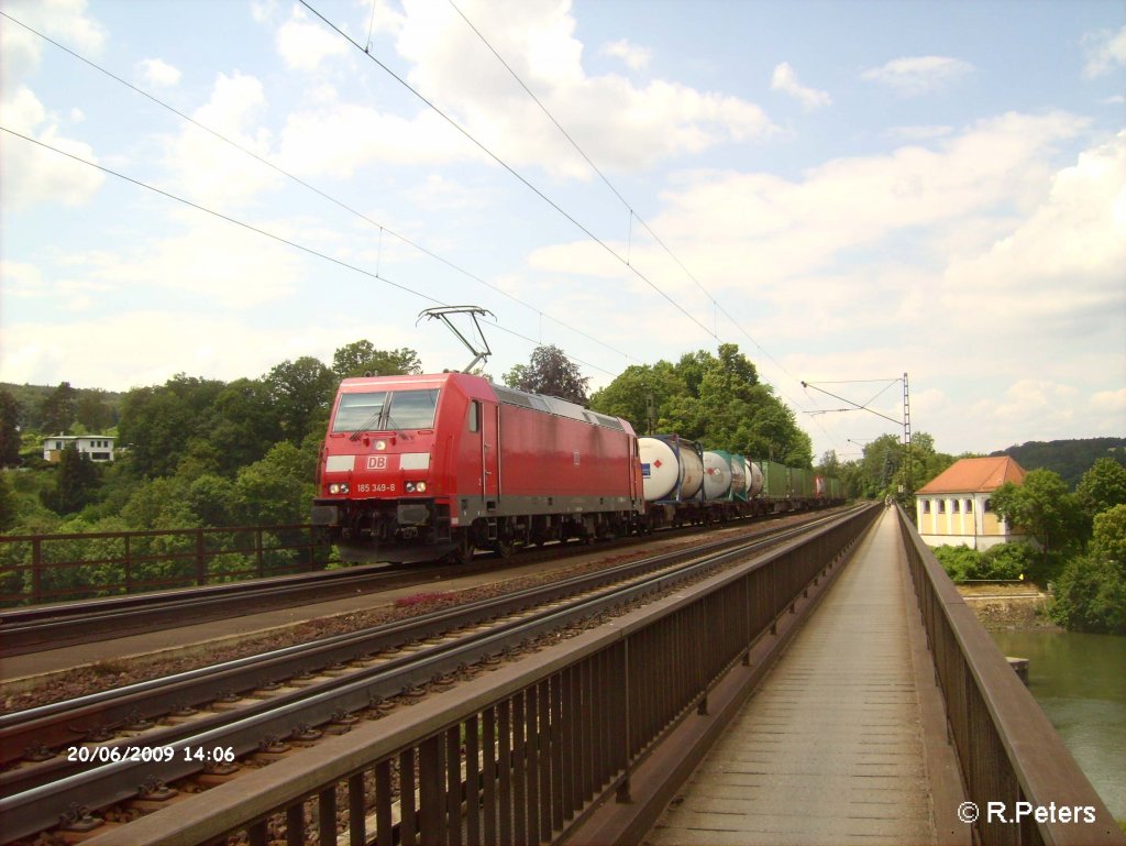 185 349-8 zieht ein Intermodalzug ber die Donaubrcke bei Regensburg HBf-Prfering. 20.06.09
