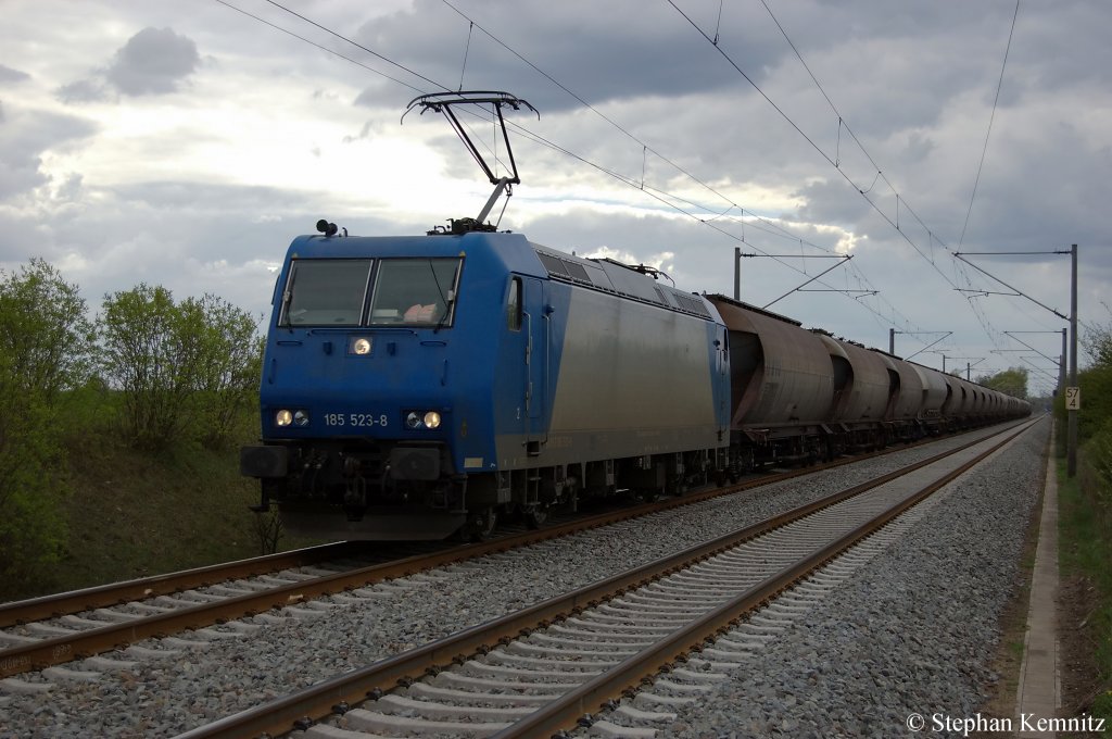 185 523-8 Arcelor-Mittal mit Kohlenstaub Kesselzug zwischen Brandenburg und G�tz in Richtung Werder(Havel) unterwegs. 15.04.2011
