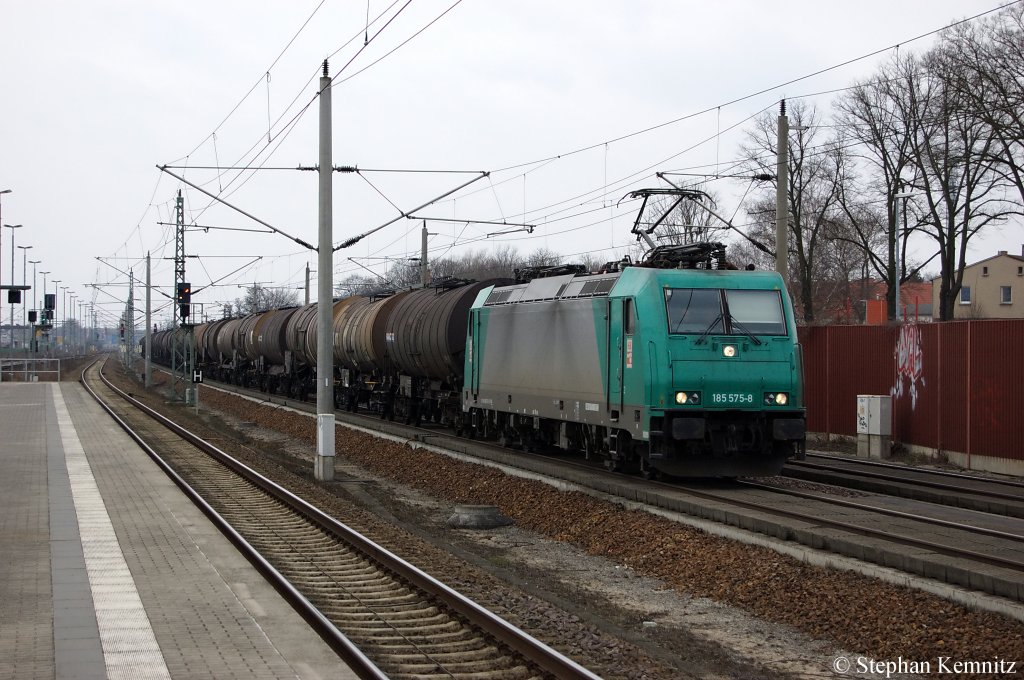 185 575-8 Alpha Trains im Dienst f�r die HGK mit Kesselzug in Rathenow in Richtung Wustermark unterwegs. 25.03.2011