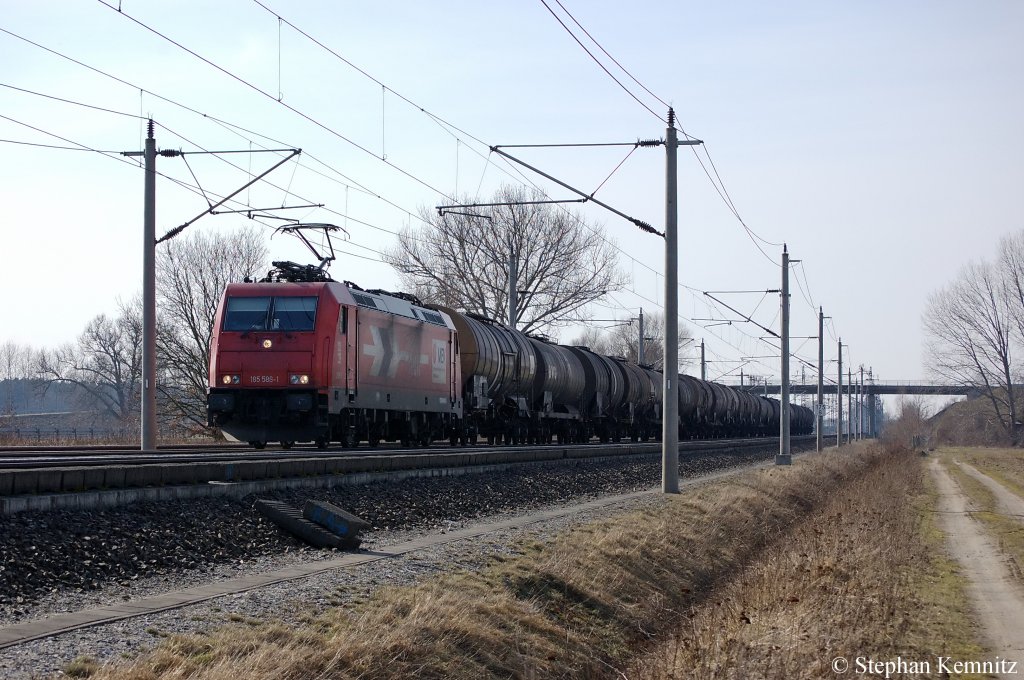 185 588-1 (HGK 2056) mit Kesselzug zwischen Gro�wudicke und Rathenow in Richtung Rathenow unterwegs. 21.03.2011
