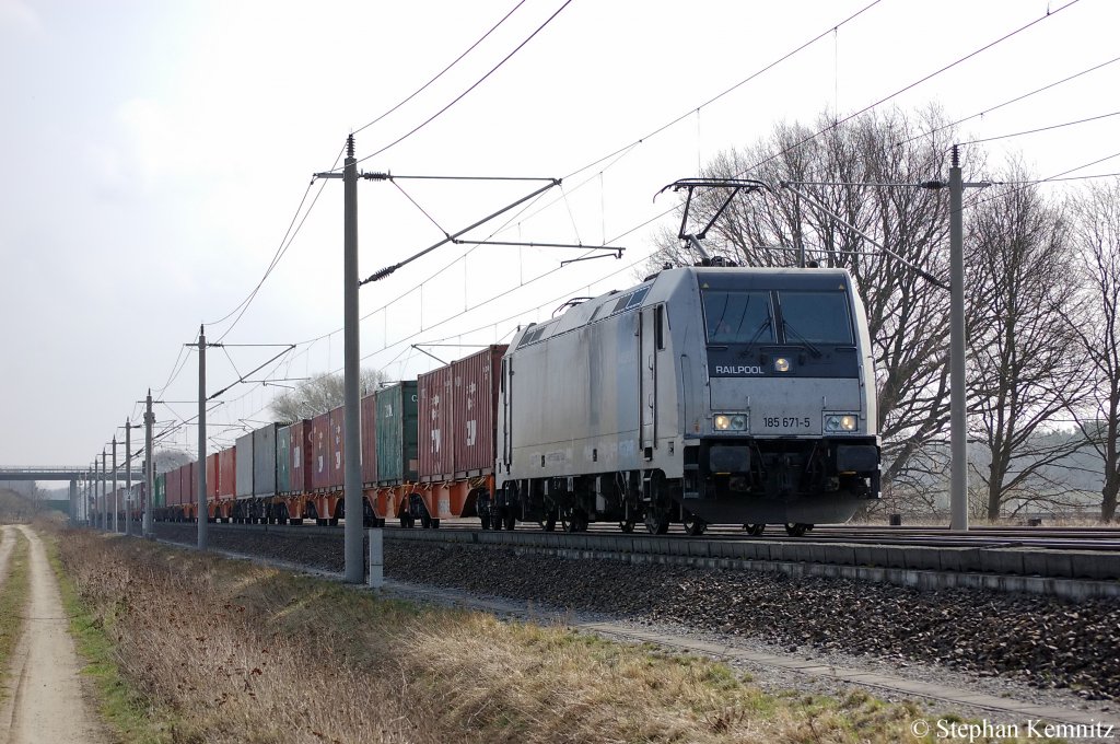 185 671-5 Railpool im Dienst f�r die OHE mit Containerzug zwischen Gro�wudicke und Rathenow in Richtung Stendal unterwegs. 02.04.2011