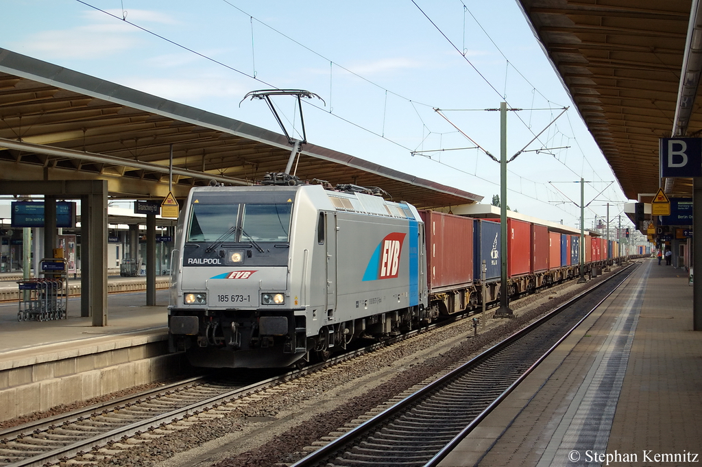185 673-1 Railpool im Dienst f�r die EVB mit Containerzug in Braunschweig. 09.07.2011