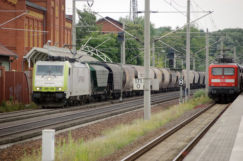 186 150 der Captrain mit einem Getreidezug in Rathenow in Richtung Stendal. 24.07.2010 Gru zurck an den Lokfhrer!