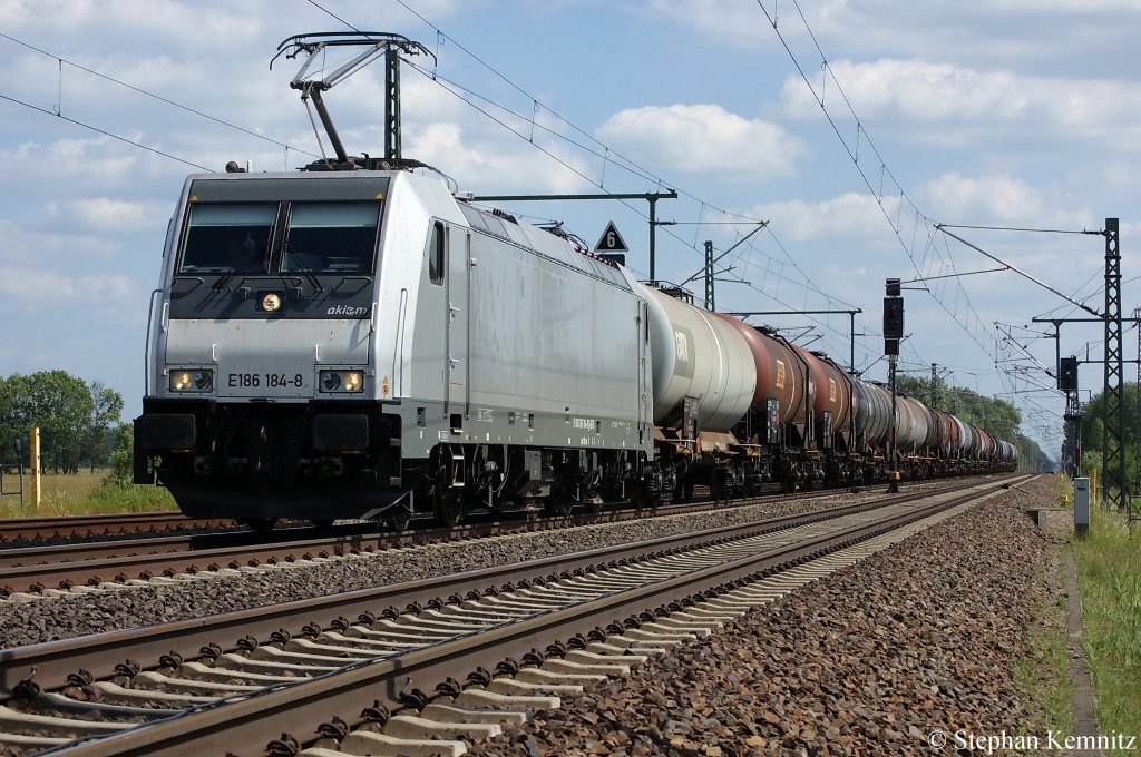 186 184-8 Akiem mit einem Dieselkraftstoff oder Gas�l oder Heiz�l (leicht) Kesselzug in Friesack(Mark) in Richtung Neustadt(Dosse) unterwegs. Netten Gru� zur�ck! 25.05.2011 