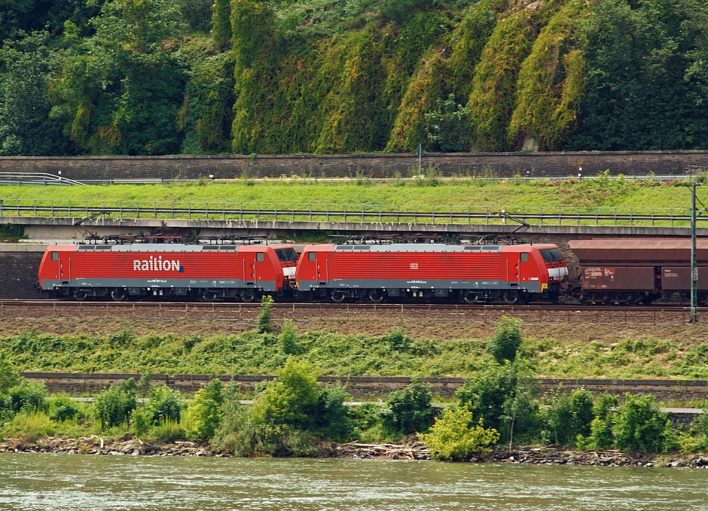 189 067-2 und 189 040-9 mit Erzzug fahren am 04.07.2012  auf der linken Rheinseite, gegenber von Unkel (bei Rheinkilometer 636), aufwrts in Richtung Koblenz.Auffllig ist hier die UIC-Mittelpufferkupplung (vollautomatisch), sie erspart die aufwndige Kuppelarbeit und ermglicht wesentlich schwerere Zge zu bewegen. 