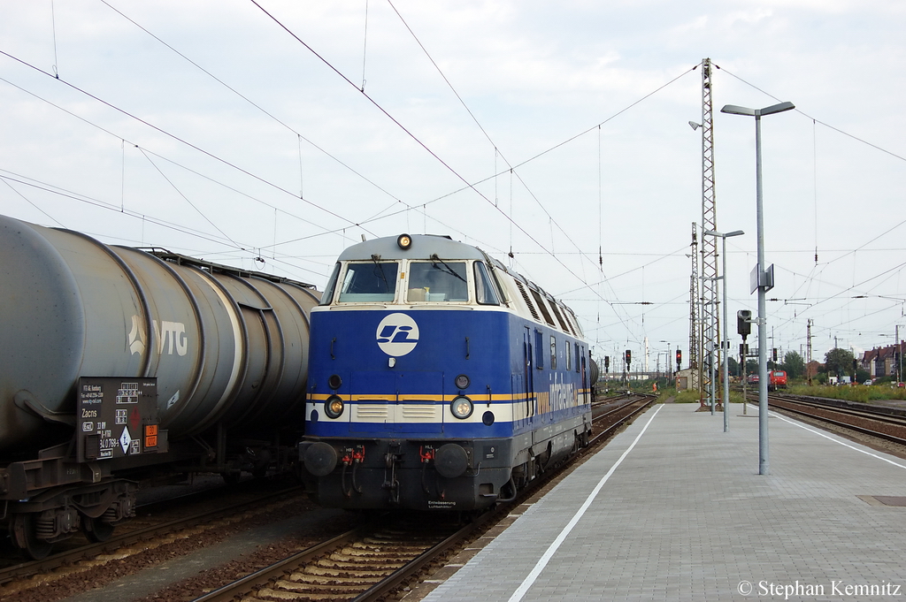 205 (228 412-3) IL - InfraLeuna GmbH beim umsetzen an einem Kesselzug in Grokorbetha. 23.08.2011