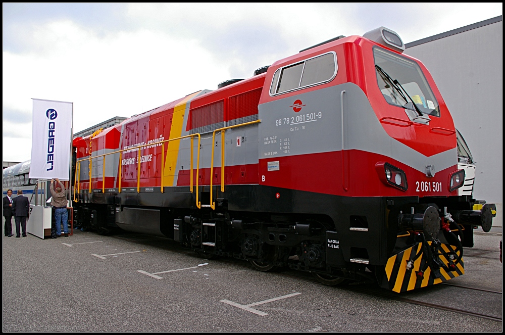 2061 501-5 des Kroatischen Herstellers Gredelj ist eine neu designte und remotorisierte EMD G16. �brig blieb nur das Bremssystem von Westinghouse (NVR-Nummer 98 78 2061 501-9, Co'Co'-18, ex EMD G16 661-203; INNOTRANS 2010 Berlin 21.09.2010 - Update: Inzwischen tr�gt die Lok die Nummer 10 und f�hrt im Kosovo. Desweiteren sind auch die Drehgestelle von der Spenderlok und aufgearbeitet worden.)