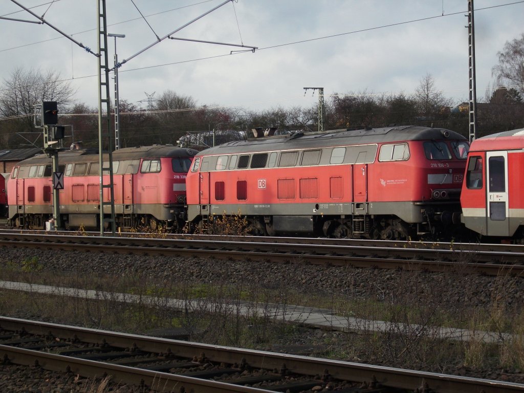 218 106 und 218 338 am 28.November 2009 im damaligen Bh L�beck.