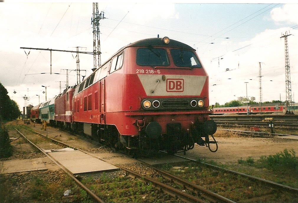 218 218 kam im Juni 1999 von einer Probefahrt von Sassnitz nach Stralsund zurck.Nach dem Ende ihrer Probefahrt stand die Lok im Abstellbereich von Stralsund. 